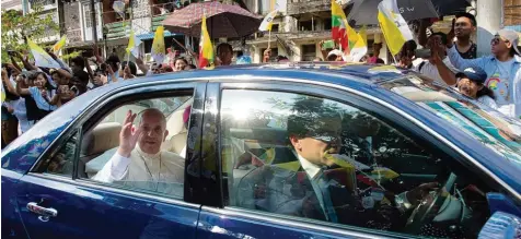  ?? Foto: Ye Aung Thu, afp ?? Papst Franziskus winkt Katholiken zu, die ihm in den Straßen von Rangun begeistert zujubeln.