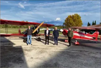  ?? (Photos S. A.) ?? C’est à bord des deux biplans ci-dessus, le Stampe et le comet FK, que les soignants pourront bénéficier de trente minutes d’évasion, au-dessus de Pierrefeu et des villages alentours.