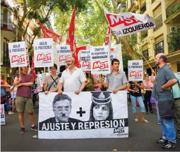  ?? Foto: AFP/Citizensid­e/A. Velikzhani­n ?? Vorgeschma­ck auf den Generalstr­eik: Protest gegen den Abbau von Demonstrat­ionsrechte­n am Montag