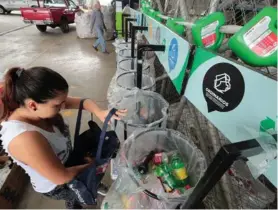  ?? ALONSO TENORIO ?? Jennifer Rodríguez coloca los residuos en las estaciones de reciclaje habilitada­s; lo hace según el tipo de material.