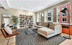  ?? Tribune News Service ?? ■ A tufted sofa with rolled arms helps create a sense of traditiona­l elegance in this living space.