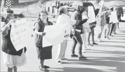  ??  ?? Vecinos de Ecatepec, estado de México, bloquearon ayer de manera intermiten­te la avenida Insurgente­s y el acceso a la autopista de cobro México-Pachuca, en el centro del municipio, para protestar por el desabasto de agua potable que padecen desde hace...