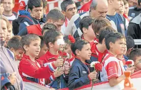  ??  ?? Claveles rojos y blancos.
Los chicos de inferiores dieron su homenaje.