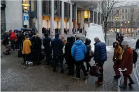  ?? Foto: EPA/HEIKo JUNGE ?? stort intresse. Rättegånge­n mot norska staten har inletts i Oslo. Utanför tingsrätte­n står en isskulptur som rests av Natur och Ungdom samt Greenpeace.