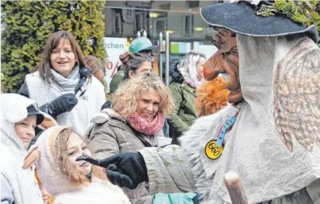  ?? FOTOS: CLAUDIA STECKELER ?? Ein buntes Narrentrei­ben herrscht am Samstag beim großen Tuttlinger Fasnetumzu­g des Narrenvere­ins Honberger.