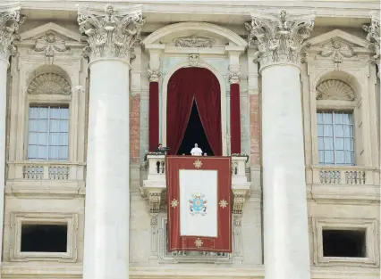  ??  ?? Desde el balcón de la Basílica de San Pedro, el Papa Francisco pronunció su mensaje anual de “Urbi et Orbi”.