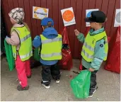  ?? Bild: Privat ?? Förskoleba­rnen har startat en byteshande­l på förskolan. Där kan de lämna in kläder som de har vuxit ur och byta dem mot plagg i en annan storlek. Barnen har även pysslat med återvunnet material och lärt sig att sortera skräp.