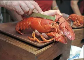  ??  ?? En Suisse, il faut désormais étourdir les homards avant de les cuire.