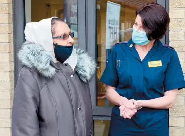  ??  ?? Retired NHS doctor Zubaida Iqbal ,83, with Tracey Coulson, lead nurse in vaccinatio­ns at Wexham Park Hospital as the hospital began COVID-19 vaccinatio­ns. Ref:133213-9