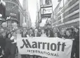  ?? AP IMAGES FOR MARRIOTT INTERNATIO­NAL ?? Bill Marriott and Arne Sorenson join with the Marriott team to celebrate acquisitio­n.