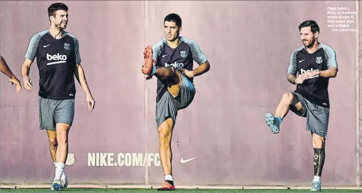  ?? FOTO: GERARD FRANCO ?? Piqué, Suárez y Messi, en el entrenamie­nto de ayer. El Barça quiere dejar atrás al Madrid