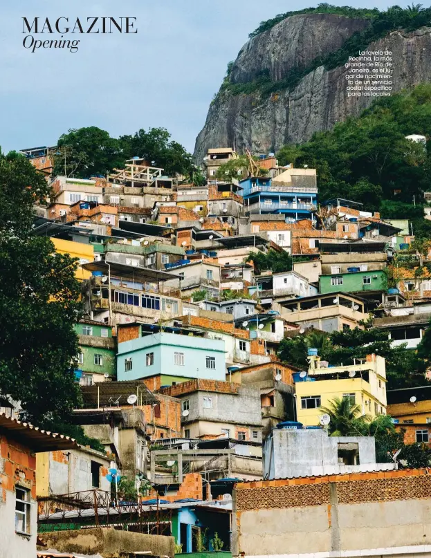  ??  ?? La favela de Rocinha, la más grande de Río de Janeiro, es el lugar de nacimiento de un servicio postal específico para los locales.