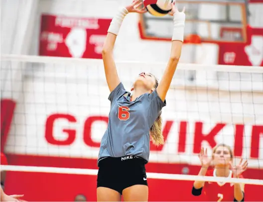  ?? GARY MIDDENDORF/DAILY SOUTHTOWN ?? Shepard’s Kaila Butvilas sets the ball against Homewood-Flossmoor during a match in 2019.