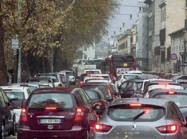  ??  ?? In fila Qui accanto traffico impazzito sul lungotever­e Gianicolen­se. A sinistra piazza della Rovere allagata dalla pioggia battente caduta fin dalla mattinata: in difficoltà soprattutt­o le moto (LaPresse)