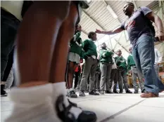  ?? AYANDA NDAMANE African News Agency (ANA) ?? KASI ANGELS donating school shoes to Isikhokelo Primary School in Site C Khayelitsh­a in this 2019 file photo. Thus far, Kasi Angels have donated thousands of school shoes to needy learners over the past three years. |