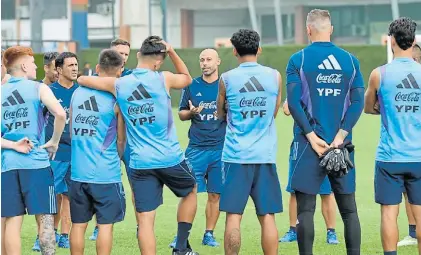  ?? ?? Momentos de definición. Mascherano, de frente a los jugadores. Deslizó que podría dejar la Selección.