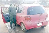  ??  ?? A uniformmed Correction­al Services officer placed a plastic bag into this car.