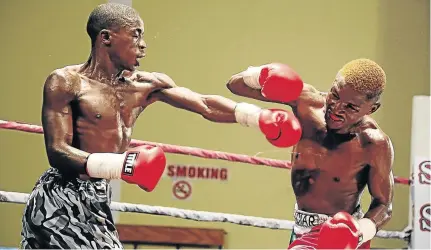  ?? / ALAN EASON ?? Sithembiso Faye, right, in action against Lindile Tshemese during the South African Junior Bantamweig­ht title fight at the Orient Theatre in East London in March last year.