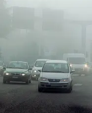  ??  ?? Le deroghe Molti Comuni prevedono deroghe di ogni tipo, col rischio di inficiare l’efficacia dei blocchi auto