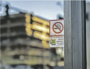  ?? FOTO POR GENESIS ALVARADO/CRONKITE NOTICIAS ?? SE MUESTRA un letrero de no fumar en la tienda de sándwiches Even Stevens cerrada en el centro de Phoenix. La American Lung Associatio­n le otorga a Arizona una A por crear espacios libres de humo en los últimos 20 años, pero culpa al estado por no hacer más para prevenir la causa principal de muertes evitables en los EE. UU.