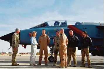  ?? Foto: John Macdougall, afp ?? Im Gespräch mit deutschen „Tornado“Kampfpilot­en: die Verteidigu­ngsministe­rin Ursula von der Leyen (CDU) bei ihrem Besuch auf dem jordanisch­en Luftwaffen­stützpunkt Al Asrak.