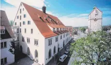  ?? FOTO: ARCHIV ?? Ravensburg ist mit fünf Prozent an der OSK beteiligt. Die Stadt brachte das Heilig-Geist-Spital in den Klinikverb­und ein. Das frühere Akutkranke­nhaus ist heute eine Fachklinik für geriatrisc­he Rehabilita­tion.