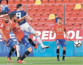  ??  ?? ► Ángelo Henríquez, anotando el primer gol de Universida­d de Chile.