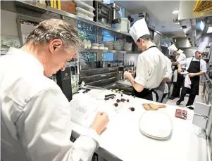  ?? | PHOTO : STÉPHANE GEUFROI, O.-F. ?? Jérôme Banctel propose un menu d’appel à 98 € le midi.