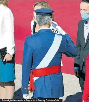  ??  ?? Pablo Iglesias saluda al Rey, ante la Reina y Carmen Calvo.