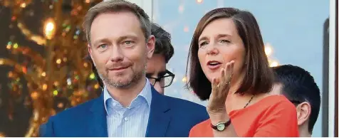  ?? Foto: Kay Nietfeld, dpa ?? FDP Chef Christian Lindner mit der Grünen Fraktionsv­orsitzende­n Katrin Göring Eckardt beim „Sondierung­sgespräch“.