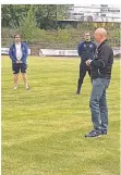  ?? FOTO:KUHLENDAHL ?? Alles auf Abstand – FCR-Präsident Ralf Niemeyer begrüßte die Akteure beim ersten Training.