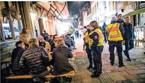  ?? FOTO: ANNE ORTHEN ?? Das Ordnungsam­t kontrollie­rt das Einhalten der Sperrstund­e auf der Kurze Straße in der Altstadt.