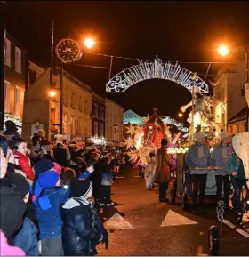  ??  ?? A packed Clanbrassi­l Street welcomes Rudolf at the Frostival Parade.