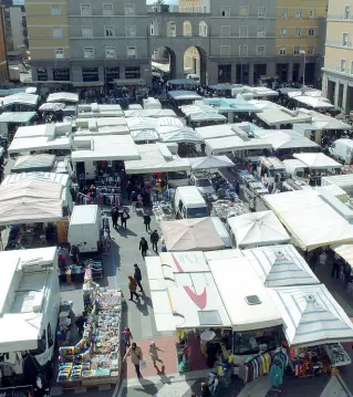  ?? ?? Bancarelle
Il Mercato del sabato dovrà spostarsi da piazza Vittoria durante i lavori