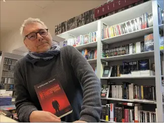  ?? (Photo J. B.) ?? Jérôme Dugast, le responsabl­e du rayon polar à la librairie Dernier Rempart, est à l’origine du salon.