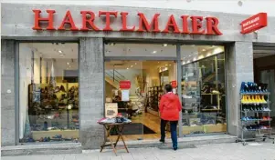  ?? Fotos (2): lime ?? Bei Hartlmaier in der Steingasse wird man fündig, wenn man bequeme und hochwertig­e Schuhe sucht. Vor al‰ lem mit ausführlic­her Beratung hat sich das Unternehme­n einen Namen gemacht.