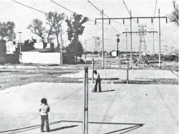  ??  ?? Espacios deportivos construido­s sobre los camellones en los años 70.