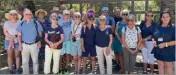  ?? (Photo B. K.) ?? Le groupe de visiteurs avec leurs guides devant les portes qui mènent au Fort de Brégançon.