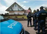  ?? FOTO: REUTERS ?? Polizisten sichern Lübckes Anwesen im nordhessis­chen Wolfhagen.