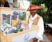  ?? (Photo Jean-François Ottonello) ?? Le pirate blanc et ses trésors récoltés, vendredi, dans l’un des coffres placé à Monaco. Il débarque ce matin, à  heures, en face de l’hôpital Lenval.