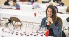  ?? BRIAN EULNER ?? San Francisco Chronicle Wine Critic sther oLleÞ participat­e` in the Llin` Õ`}in} at the competitio­n°