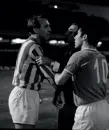  ??  ?? Lo scontro Nelle foto dell’Archivio Carbone Altafini con la maglia strappata e Sivori che fa da paciere nelle sfida del 1966 con la Stella rossa