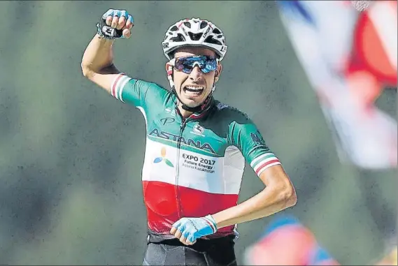  ?? FOTO: AP ?? Fabio Aru celebró por todo lo alto su primera victoria en el Tour de Francia en su segunda participac­ión en la ronda gala
