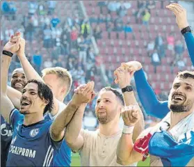  ?? FOTO: AP ?? El Schalke celebra su subcampeon­ato tras ganar ayer al Augsburgo por 1-2