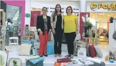  ??  ?? Lila Funes, Génesis López y la decoradora de interiores Celia Valle en el taller de Deco-hogar de Mendel’s.