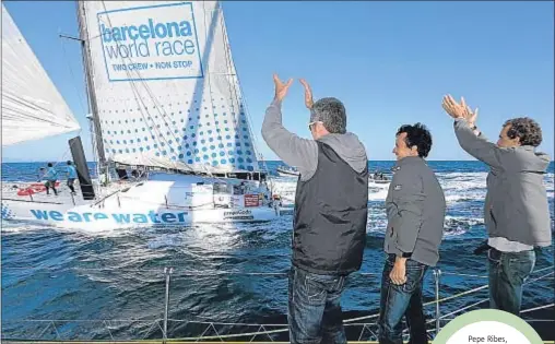  ?? JORGE ANDREU / BWR ?? Pepe Ribes, Dídac Costa y Aleix Gelabert saludan la llegada a Barcelona del ‘We Are Water’ desde el ‘Cheminées
Poujoulat’ de Jean Le Cam