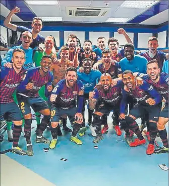  ?? FOTO: FC BARCELONA ?? La plantilla del Barça celebró por todo lo alto la victoria en el Bernabéu, cuarta seguida en Liga