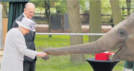  ?? Chris Radburn ?? &gt; The Queen and the Duke of Edinburgh with Donna the elephant at Whipsnade Zoo yesterday
