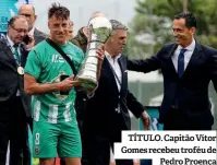  ?? ?? TÍTULO. Capitão Vítor Gomes recebeu troféu de Pedro Proença