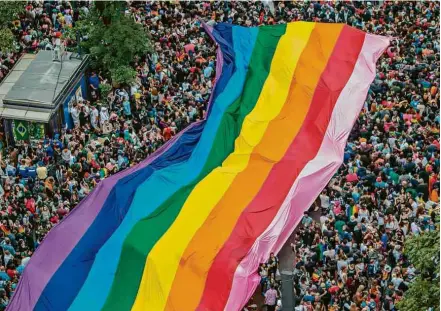  ?? Bruno Santos/Folhapress ?? Multidão acompanha Parada Gay na avenida Paulista, próximo ao Masp, na região central